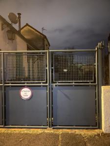 Una puerta con dos puertas con un cartel. en L’escale féerique, en Auxerre