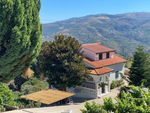 una grande casa con vista su una montagna di Villa Samaritana - Casa da Vinha a Vila Marim