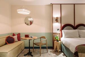 room2 Belfast Hometel客房内的一张或多张床位