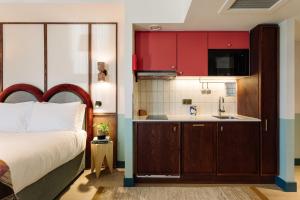 room2 Belfast Hometel客房内的一张或多张床位