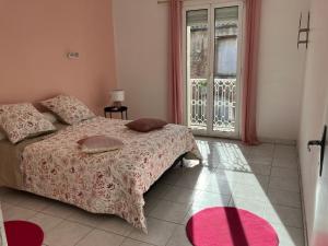 ein Schlafzimmer mit einem Bett und einem großen Fenster in der Unterkunft La casa Marcel, maison de 110 m2 in 