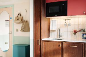 room2 Belfast Hometel的厨房或小厨房