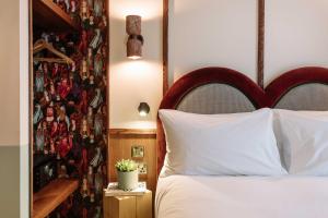 room2 Belfast Hometel客房内的一张或多张床位