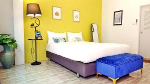 ein Schlafzimmer mit einem großen Bett und einem blauen Stuhl in der Unterkunft บ้านเพิงโฮมสเตย์ in Ban Khuan Rai