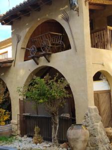 une maison avec des arches et une roue sur le côté dans l'établissement Raco del Tosca, à Beceite
