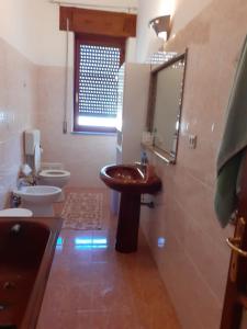 カステルサルドにあるCasa Isabelのバスルーム(洗面台、トイレ、鏡付)