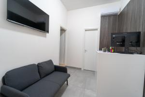 a living room with a couch and a flat screen tv at Camera con Vista in Naples