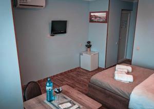 una camera con due letti, un tavolo e una televisione di Tbilisi Airport Hotel - ATU a Tbilisi City