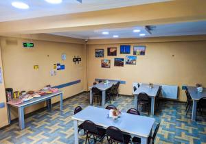 una classe con tavoli e sedie in una stanza di Tbilisi Airport Hotel - ATU a Tbilisi City