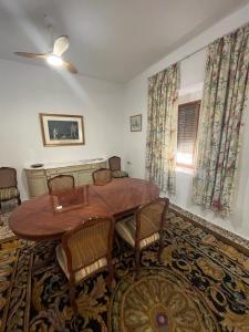 - un salon avec une table et des chaises en bois dans l'établissement Las Cocheras del Marqués, à Cehegín