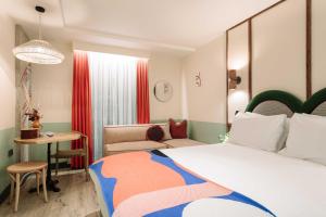 贝尔法斯特room2 Belfast Hometel的配有床、椅子和桌子的酒店客房