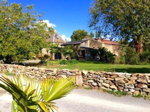 サン・マロにあるChambres d'Hôtes du Manoir du Haut Salmonの家の前の石垣