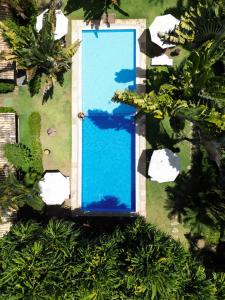 an overhead view of a blue door in a yard at Casa Pipa Beleza in Pipa