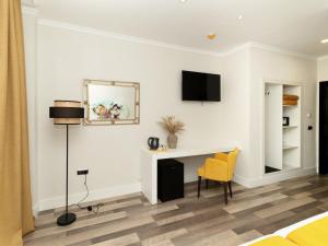 a living room with a desk and a mirror at Hotel Altos de Istán in Istán