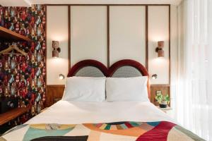 ベルファストにあるroom2 Belfast Hometelのベッドルーム1室(大型ベッド1台、大型ヘッドボード付)