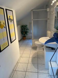 Koupelna v ubytování Hotel Garni-Tell + 30 fotografií