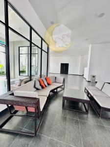 uma sala de estar com um sofá e uma mesa em NEW Cozy Menjalara 5mins to DesaParkCity 2Rooms em Kuala Lumpur