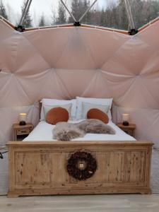 a bedroom with a bed in a tent at Forbord Dome 