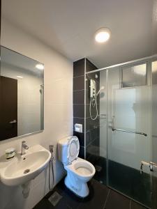 イポーにあるIpoh Town - Majestic Cozy Deluxe Homestayのトイレ、洗面台、シャワー付きのバスルーム