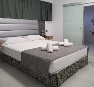 een slaapkamer met een groot bed met twee kussens erop bij VillasRoyale Diamante in San Bartolomé +32 foto's