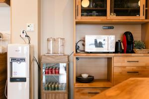 長崎的住宿－長崎漫步之家旅館，厨房配有冰箱冰柜,位于柜台旁
