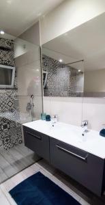 een badkamer met 2 wastafels en een grote spiegel bij Casa do Almance in São João