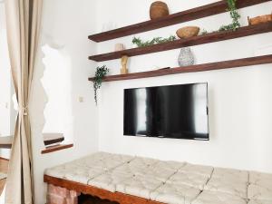 uma sala de estar com um sofá e uma televisão em Hidden Garden - 160 m² - 1 min to City Shuttle em Viena