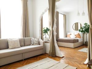 uma sala de estar com um sofá e uma cama em Hidden Garden - 160 m² - 1 min to City Shuttle em Viena