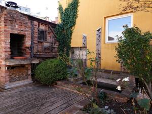 uma casa com um deque de madeira e uma janela em Hidden Garden - 160 m² - 1 min to City Shuttle em Viena