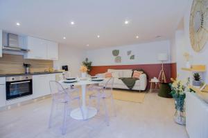 a kitchen and living room with a table and chairs at Elégante escale à Orly in Orly