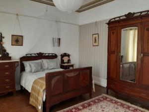 1 dormitorio con cama y tocador de madera en Monte Frio Alpacas en Nariz