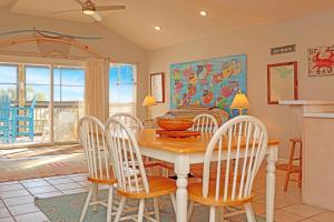 - une cuisine et une salle à manger avec une table et des chaises dans l'établissement Gulfside GEM by Pristine Properties Vacation Rentals, à Indian Pass