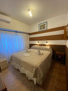 Un pat sau paturi într-o cameră la Lugra Hotel