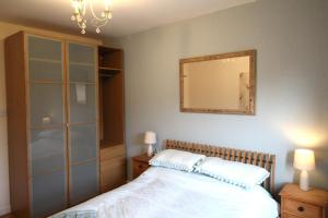 Llit o llits en una habitació de Doncaster - Town Centre - 2 Bedrooms & Sofa Bed - Balcony - Lift Access - Very Quiet Location