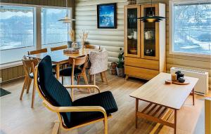 uma sala de jantar com mesa e cadeiras em Beautiful Home In Rennesy With Wifi em Østhusvik