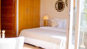 Postel nebo postele na pokoji v ubytování Riad villa saphir & SPA
