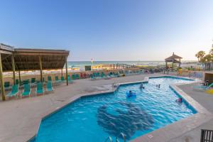 una piscina en un complejo con gente en el agua en Phoenix I 1085 en Orange Beach