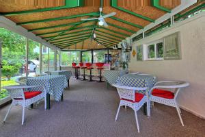 A restaurant or other place to eat at Mandalinn Hotel