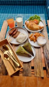 uma mesa com três pratos de comida em เรือนตะวัน เกาะล้าน RueanTawan Kohlarn em Ko Larn