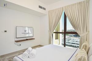 Postel nebo postele na pokoji v ubytování Luxury Escapes - Contemporary 2BR Gem in Madinat Jumeirah - RAHAAL