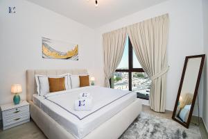 Postel nebo postele na pokoji v ubytování Luxury Escapes - Contemporary 2BR Gem in Madinat Jumeirah - RAHAAL