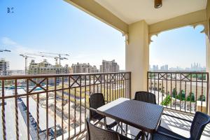 uma varanda com uma mesa e cadeiras em Contemporary 2BR Gem in Madinat Jumeirah - RAH em Dubai