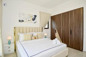 Postel nebo postele na pokoji v ubytování Luxury Escapes - Contemporary 2BR Gem in Madinat Jumeirah - RAHAAL