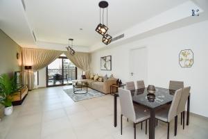 a dining room and living room with a table and chairs at Contemporary 2BR Gem in Madinat Jumeirah - RAH in Dubai