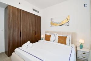 Postel nebo postele na pokoji v ubytování Luxury Escapes - Contemporary 2BR Gem in Madinat Jumeirah - RAHAAL