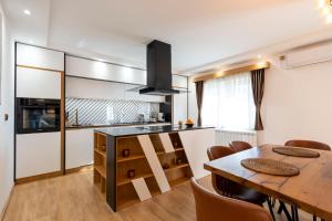 cocina y comedor con mesa y sillas en 1-Bedroom Apartment with Balcony, en Ledine