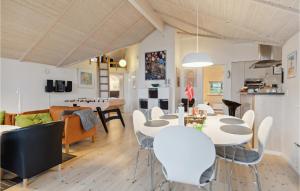 エーベルトフトにあるAmazing Home In Ebeltoft With 4 Bedrooms And Wifiのダイニングルーム、リビングルーム(白いテーブル、椅子付)