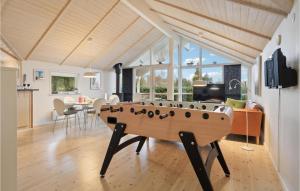 エーベルトフトにあるAmazing Home In Ebeltoft With 4 Bedrooms And Wifiのリビングルーム(テーブルテーブル付)