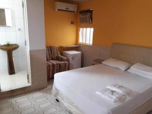 1 dormitorio con 1 cama y baño con ducha en Pousada olho d'água, en São Luís