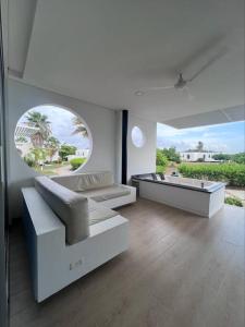 ein Wohnzimmer mit 2 Sofas und einem großen Fenster in der Unterkunft casa de descanso pto velero in Barranquilla